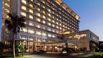 Een hotel met meerdere verdiepingen, een modern gevelontwerp, grote ramen en een goed verlichte entree.
