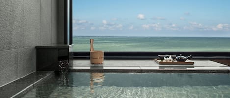 Executive Suite, 1 Bedroom, Ocean View | Bathroom | Combined shower/tub, free toiletries, hair dryer, slippers