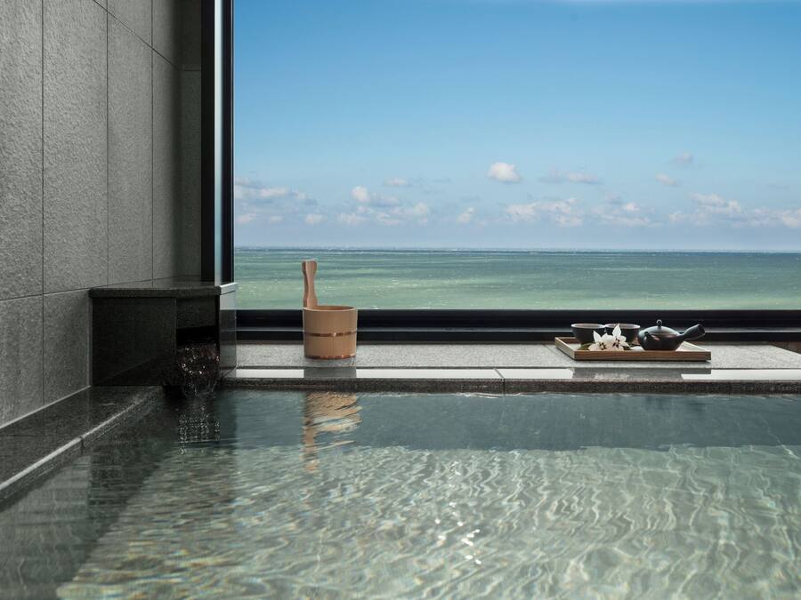 Executive Suite, 1 Bedroom, Ocean View | Bathroom | Combined shower/tub, free toiletries, hair dryer, slippers