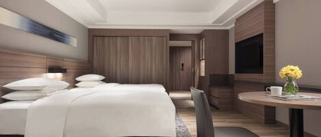 Habitación de hotel moderna con una cama grande, un escritorio con una silla, un televisor de pantalla plana y un jarrón con flores.