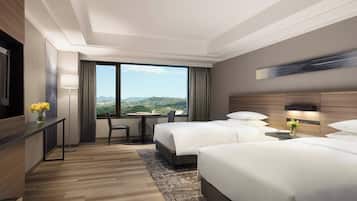 Rom – deluxe, hageutsikt (1 King Bed or 2 Twin Beds) | Safe på rommet, skrivebord, strykejern/-brett og wi-fi (inkludert)