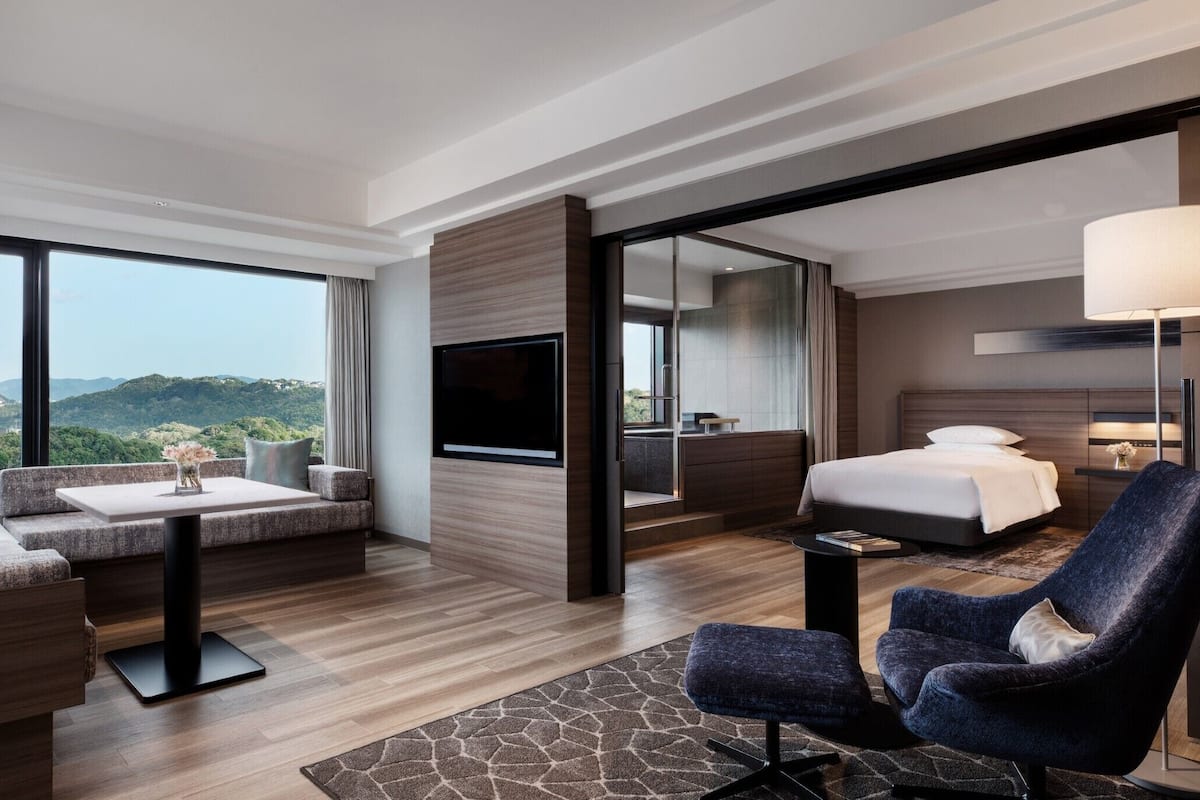 Caja de seguridad en la habitación y escritorio