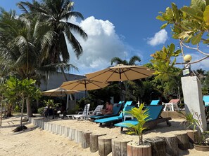 屋外プール、プール パラソル、サンラウンジャー