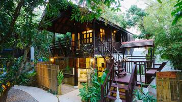 One Bedroom Villa | Badkamer | Een diep bad, een regendouche, gratis toiletartikelen, een haardroger