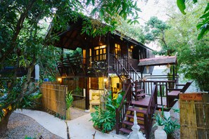 One Bedroom Villa | Bathroom | Deep soaking tub, rainfall showerhead, free toiletries, hair dryer