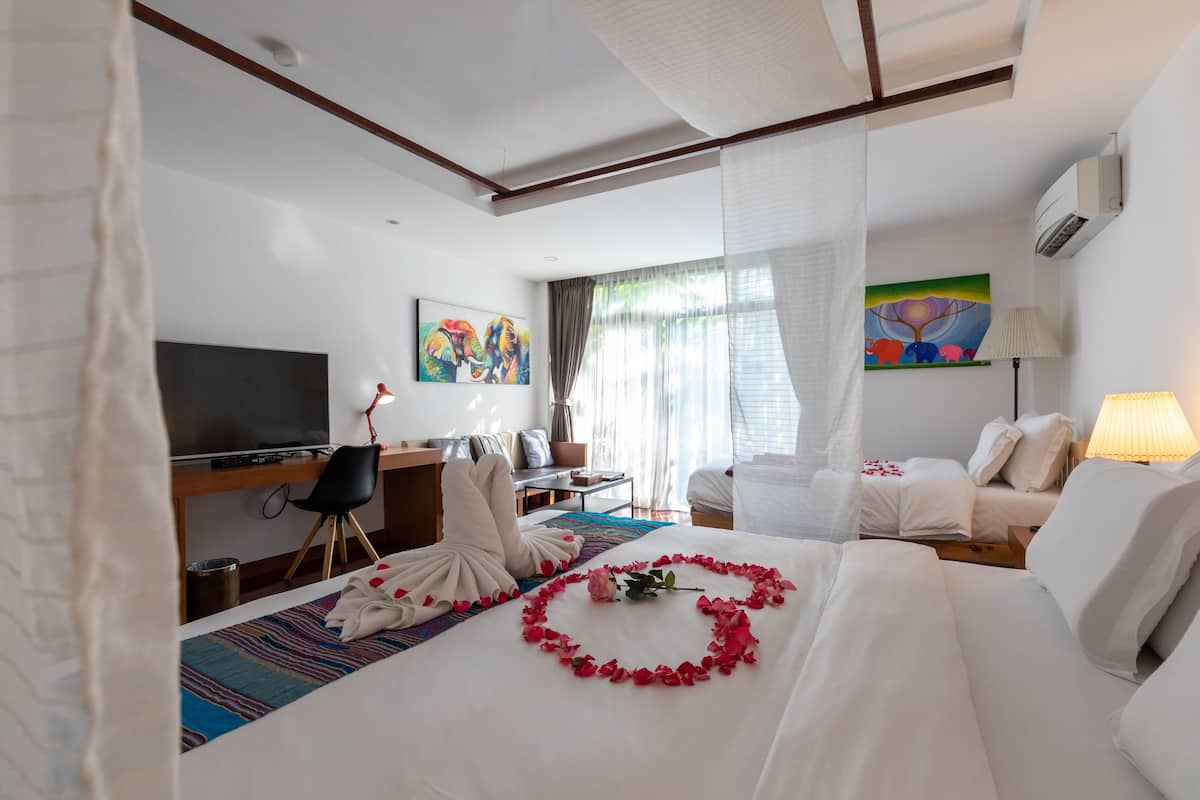 Family Suite | 1 bedroom, minibar, in-room safe, individually furnished
