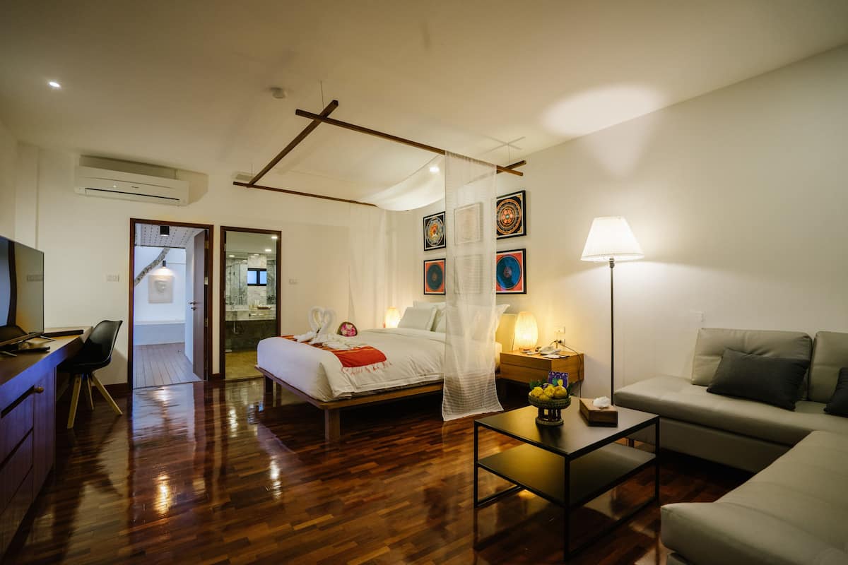 Romantic Townhome | 1 bedroom, minibar, in-room safe, individually furnished