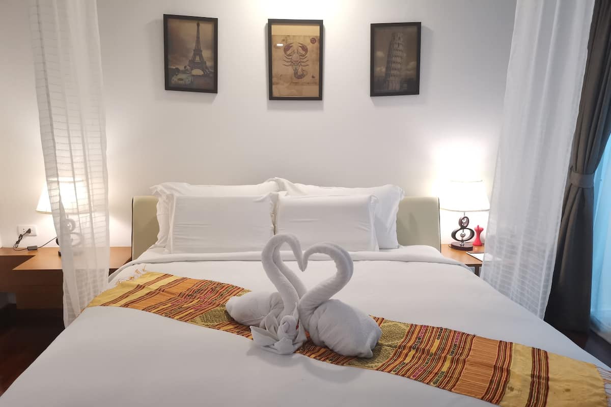 Deluxe Double Room, 1 Bedroom | 1 bedroom, minibar, in-room safe, individually furnished