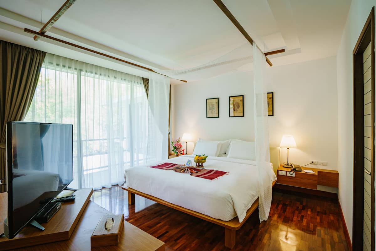 Superior Double Room | 1 bedroom, minibar, in-room safe, individually furnished