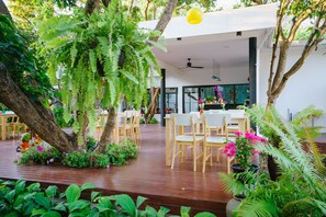 Breakfast, lunch, dinner served; international cuisine