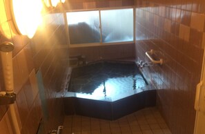 Indoor spa tub - Ryokan Meiryu (Nagoya)