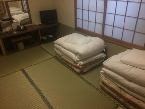 Desk, laptop workspace, free WiFi - Ryokan Meiryu (Nagoya)