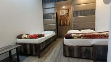 Dreibettzimmer | Bügeleisen/Bügelbrett, kostenloses WLAN, Bettwäsche