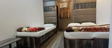 Tabla de planchar con plancha, wifi gratis y ropa de cama
