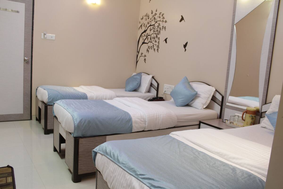 Iron/ironing board, free WiFi, bed sheets