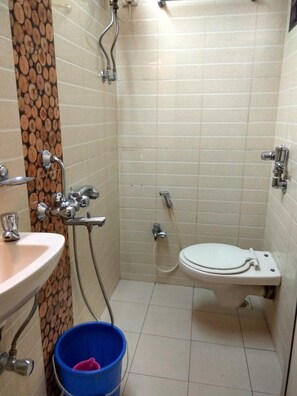 Ducha, artículos de tocador gratuitos, toallas