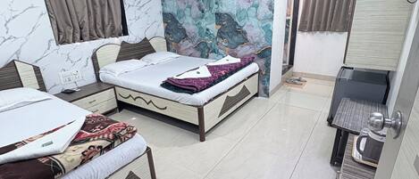 Triple Room | Iron/ironing board, free WiFi, bed sheets