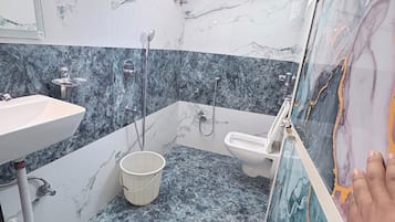 Quarto triplo | Banheiro | Chuveiro, produtos de toalete grátis, toalhas de banho