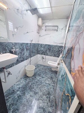 Triple Room | Bilik Mandi | Pancuran mandi, kelengkapan dandanan diri percuma, tuala disediakan 