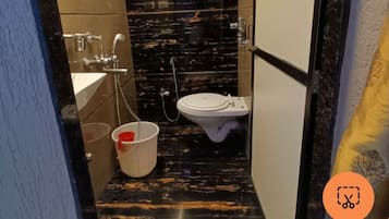 Triple Room | Bathroom | Shower, free toiletries, towels