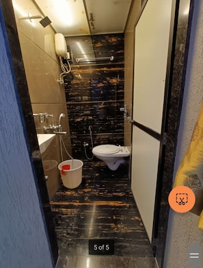 Triple Room | Bathroom | Shower, free toiletries, towels