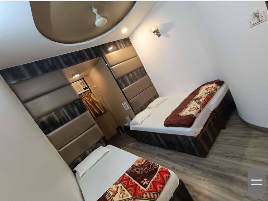 Habitación triple | Tabla de planchar con plancha, wifi gratis, ropa de cama