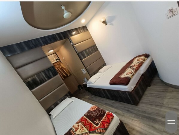 Triple Room | Iron/ironing board, free WiFi, bed sheets - Hotel Broadway (Mumbai)