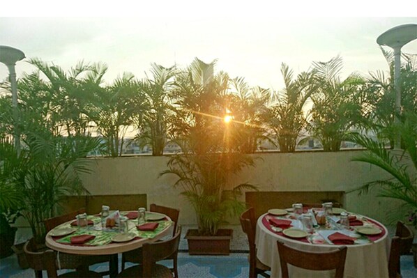 Outdoor dining - Hotel Mogul Palace (Mumbai)