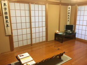 Habitación (Japanese Western Style) | Área de sala de estar | Televisión de pantalla plana 