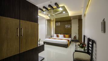 Executive Double Room | In-room safe, desk, soundproofing, iron/ironing board