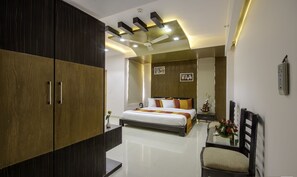 Executive Double Room | In-room safe, desk, soundproofing, iron/ironing board