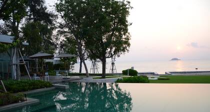 Hua Hin Luxury Beachfront Condo By Mon