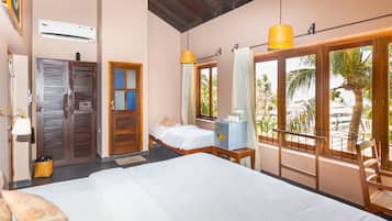 1 habitación, caja de seguridad en la habitación y escritorio