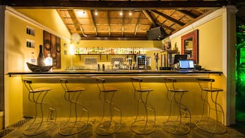 Bar junto a la piscina
