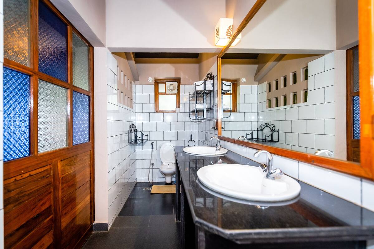 executive double room, 1 queen bed | bathroom | shower, free toiletries, hair dryer, towels