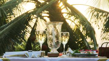 Lunch and dinner served, international cuisine