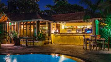 Bar à beira da piscina