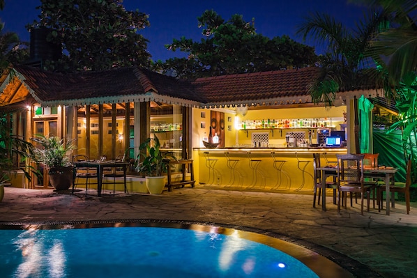 Bar junto a la piscina