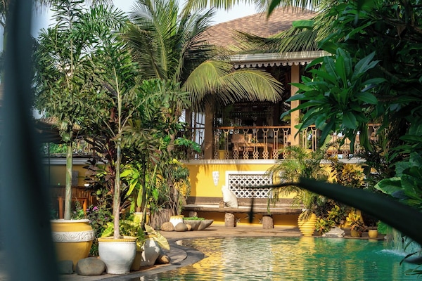 Lunch and dinner served, international cuisine