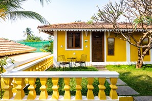 Stuga Standard | Värdeförvaringsskåp på rummet, skrivbord och mörkläggningsgardiner