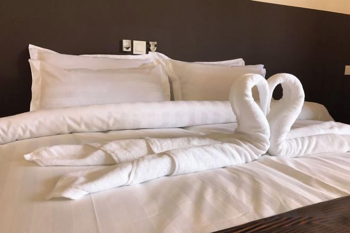 Minibar, in-room safe, bed sheets
