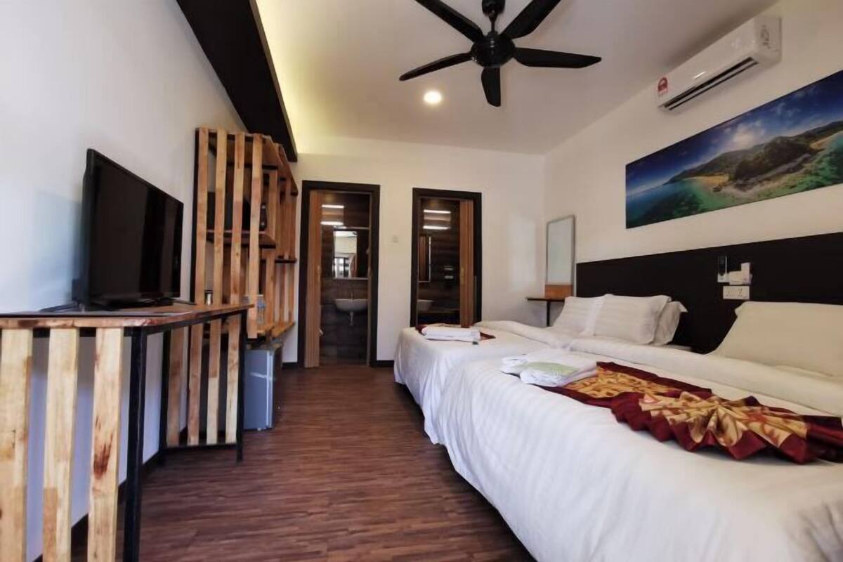 Minibar, caja fuerte, ropa de cama