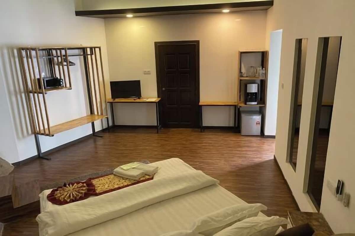 Minibar, in-room safe, bed sheets