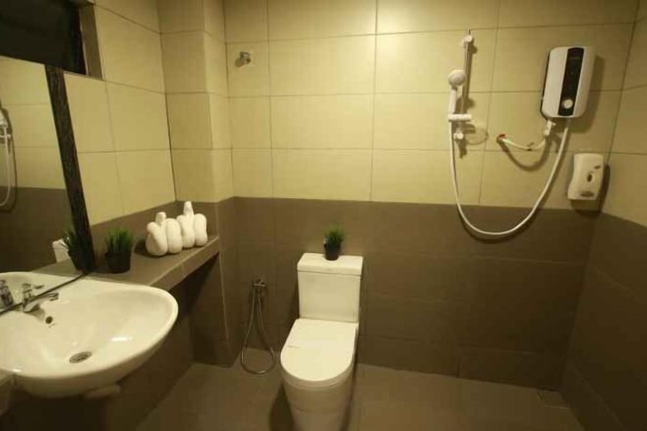 Shower, rainfall showerhead, free toiletries, hair dryer