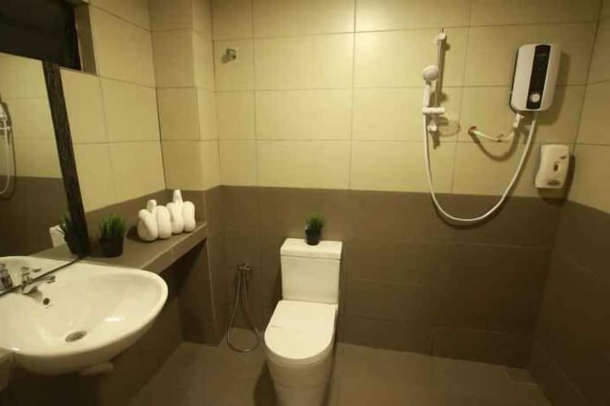 Shower, rainfall showerhead, free toiletries, hair dryer