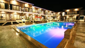 Outdoor pool, pool umbrellas, sun loungers