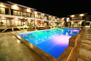 Outdoor pool, pool umbrellas, pool loungers - The Barat Tioman Beach Resort (Tioman Island)