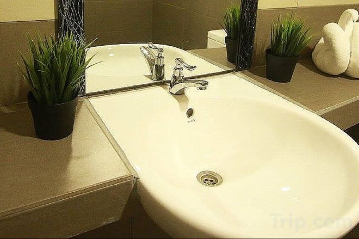 Douche, douche à « effet pluie », articles de toilette gratuits