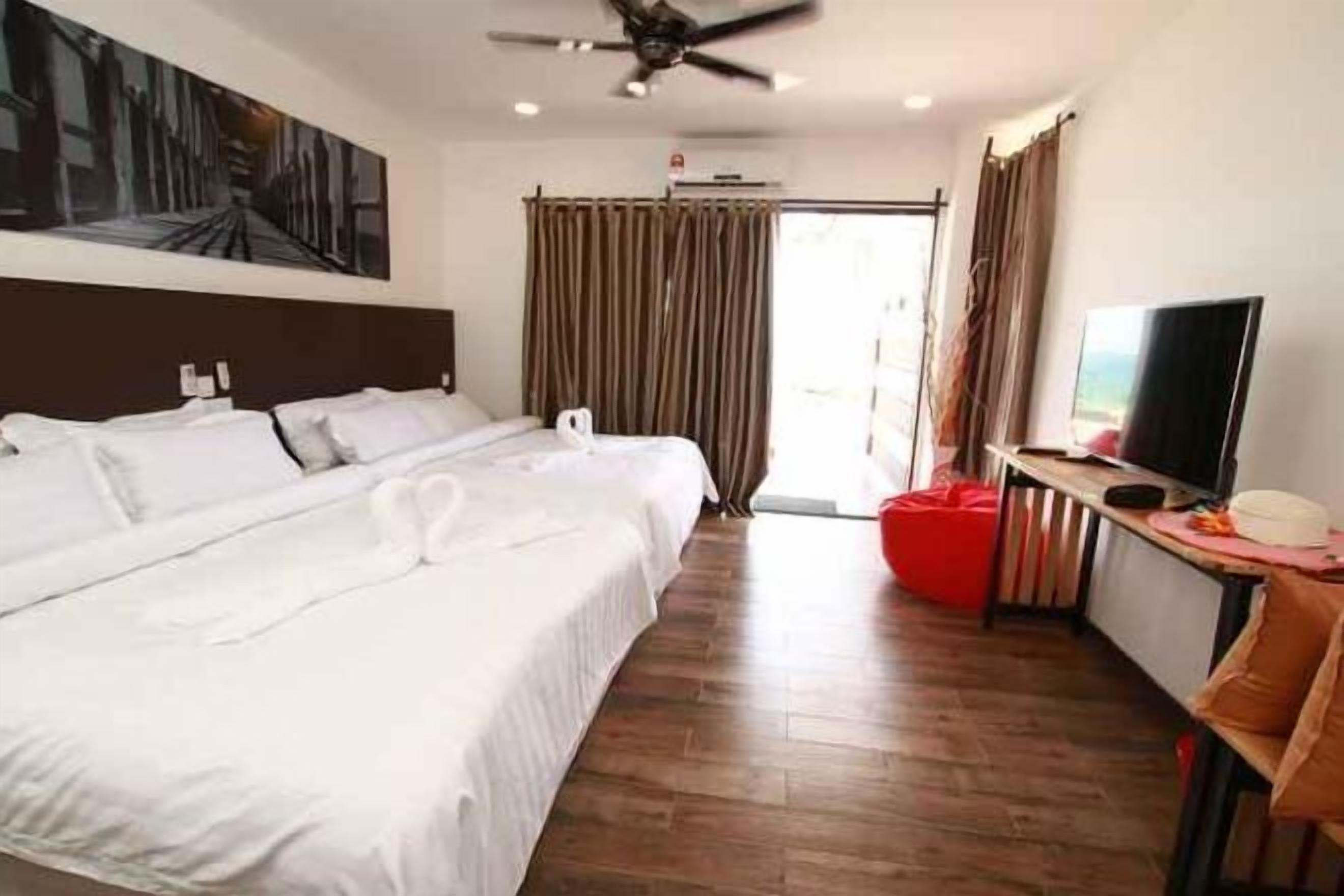 Minibar, in-room safe, bed sheets