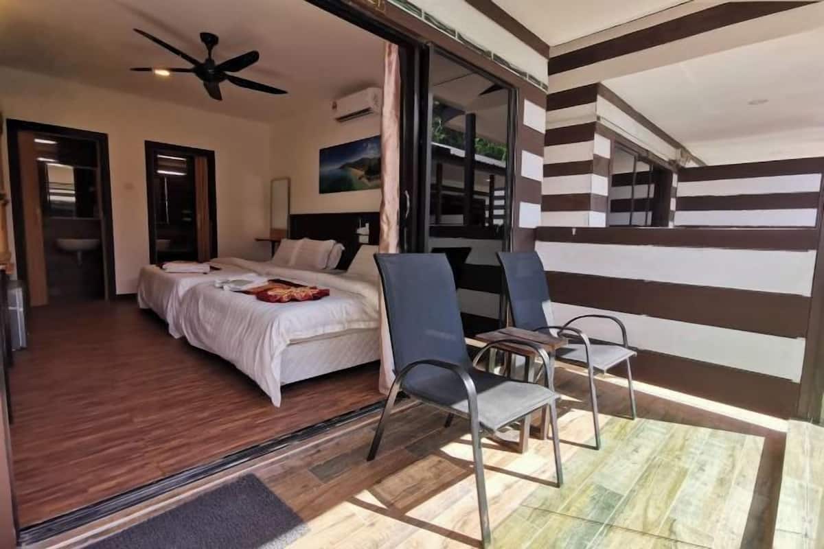 Minibar, caja fuerte, ropa de cama